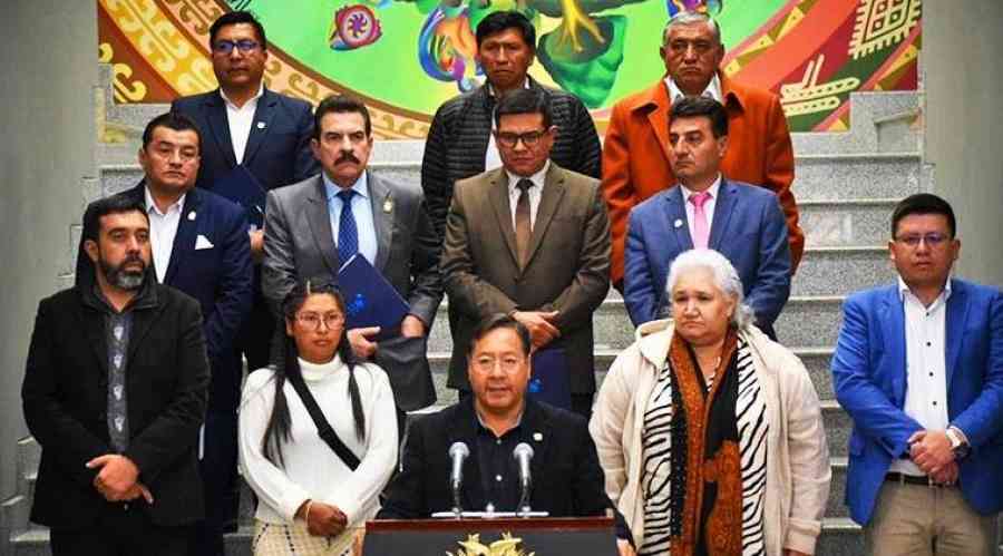 Arce y alcaldes pactan crear fondo de $us 50 millones y replantear créditos