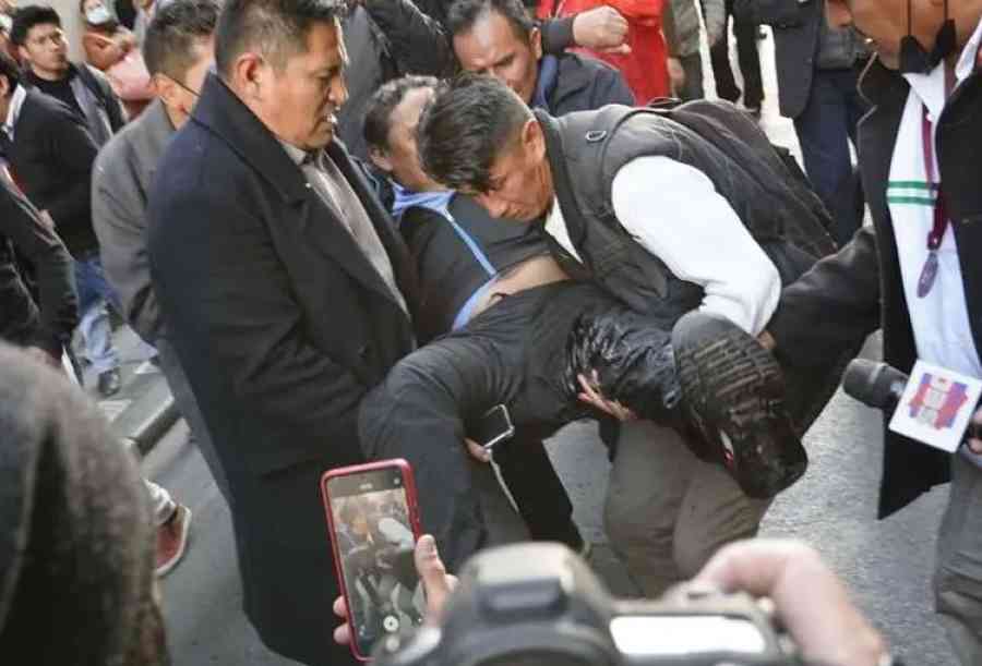 12 personas heridas fue el saldo de la toma militar en la Plaza Murillo en La Paz