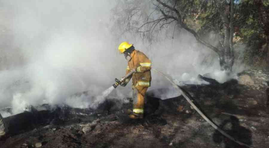 Sofocan incendio en el lecho del río Guadalquivir