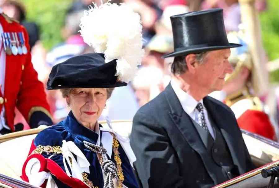 La princesa Ana de Inglaterra deja el hospital tras su accidente con un caballo