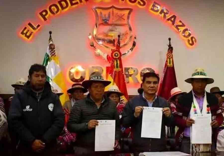 Autoridades orureñas y transportistas firman acuerdo para construcción de carretera; esperan el fin del bloqueo en Caracollo