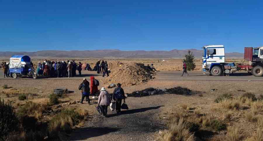 Persiste bloqueo en vía La Paz-Oruro pese a acuerdo entre Gobernación y dirigentes de Caracollo