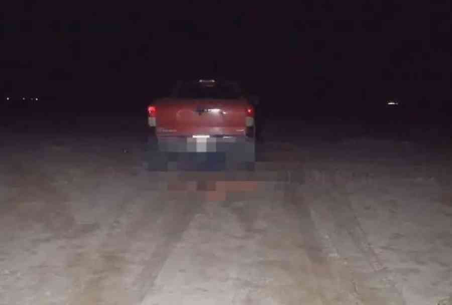 Debajo de una camioneta y con heridas de bala, hallan a un hombre en Oruro