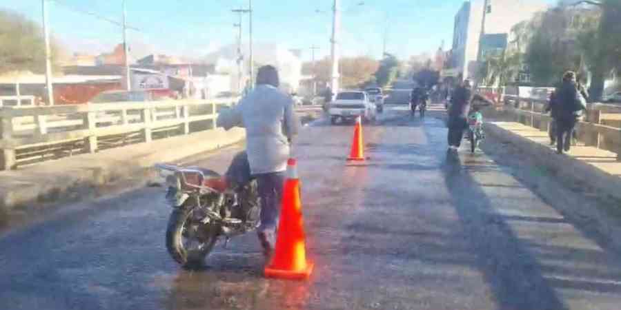 Calles congeladas provocan caída de motociclistas en Tarija