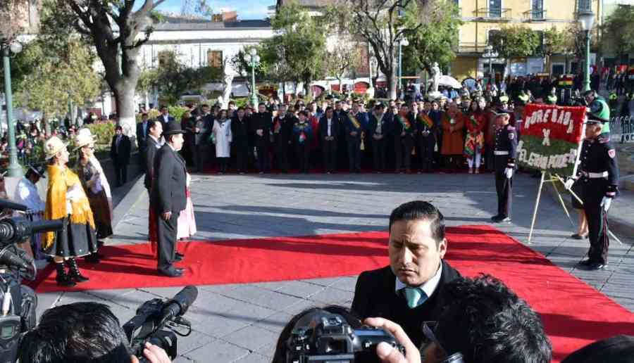 Actos por la efeméride de La Paz: ofrenda floral, iza de la bandera y tedeum