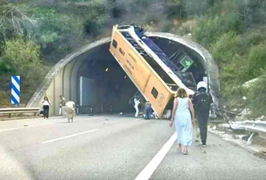 Un espectacular accidente de autobús en España deja tres heridos en estado crítico
