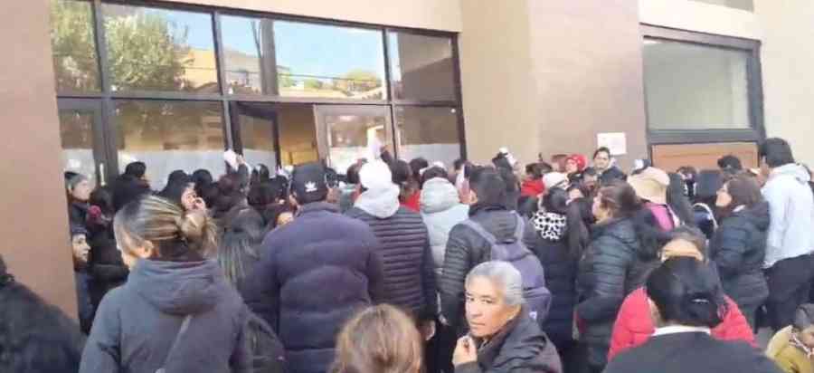 Desorden y largas filas en venta de puestos para la feria de Santa Anita en Tarija