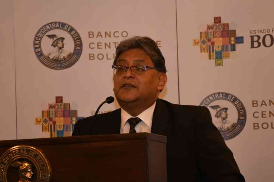 Abogados se querellan contra el presidente del BCB por afirmar que no hay escasez de dólares