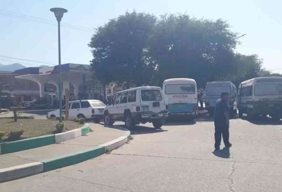 Micreros bloquean accesos al surtidor San Martín, en Yacuiba, por falta de diésel