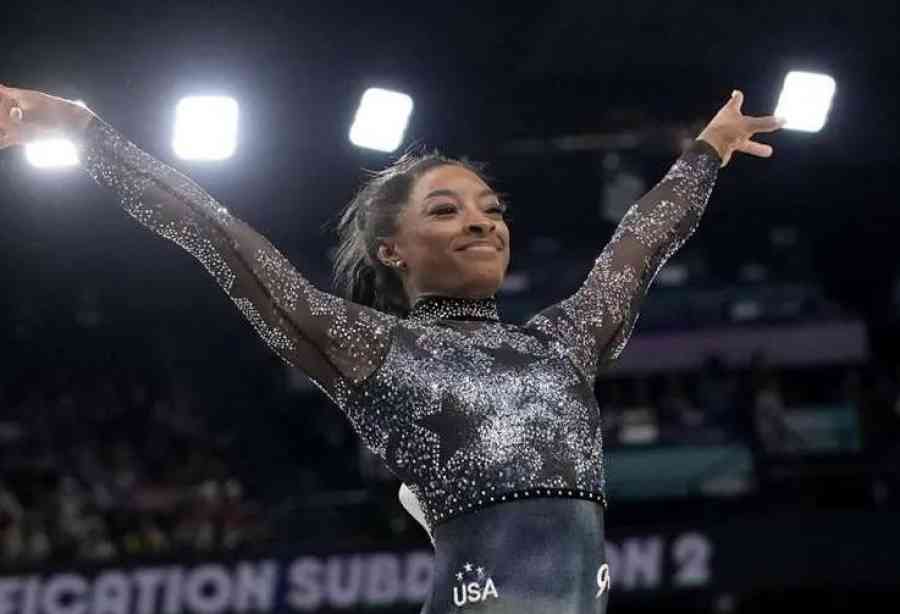 Simone Biles usa un traje con 6.000 cristales en los Juegos Olímpicos en París