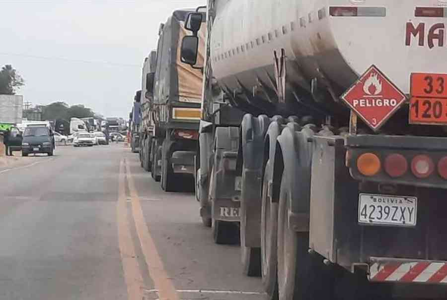 Transportistas bloquean rutas en cuatro departamentos exigiendo diésel y dólares