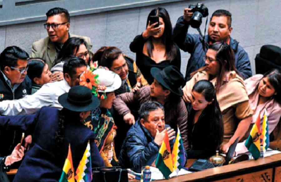 Arce invoca unidad: una compleja crisis coincide con el Día de la Patria