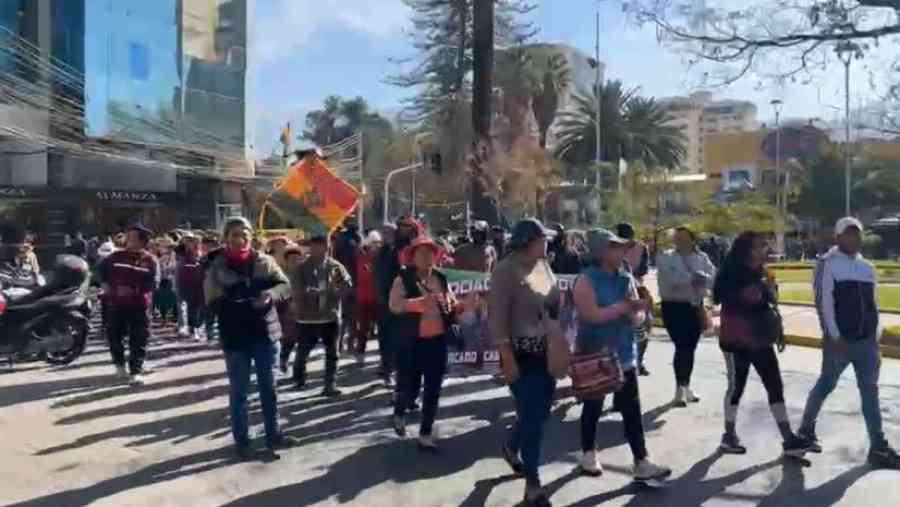 Gremiales en Cochabamba inician marcha exigiendo dólares, a su paso obligan a sus afiliados a cerrar puestos