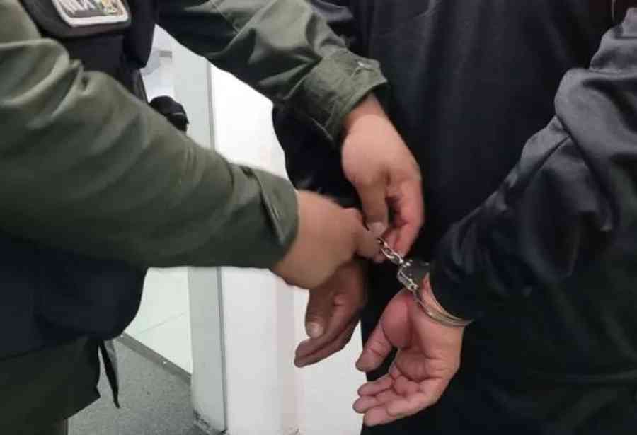 Un hombre con cuchillos, arma de juguete y peluca intenta atracar un banco y hiere a un policía
