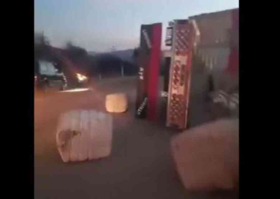 Vuelco de tráiler deja dos muertos y 3 heridos en Tarija