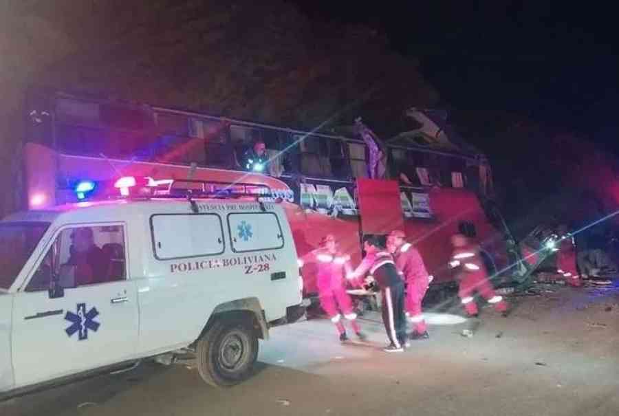 Bus se estrella contra una peña en Tarija y deja al menos 16 muertos