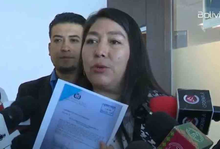 Diputada García entrega documento firmado de las primarias y ve “maldad del Senado”