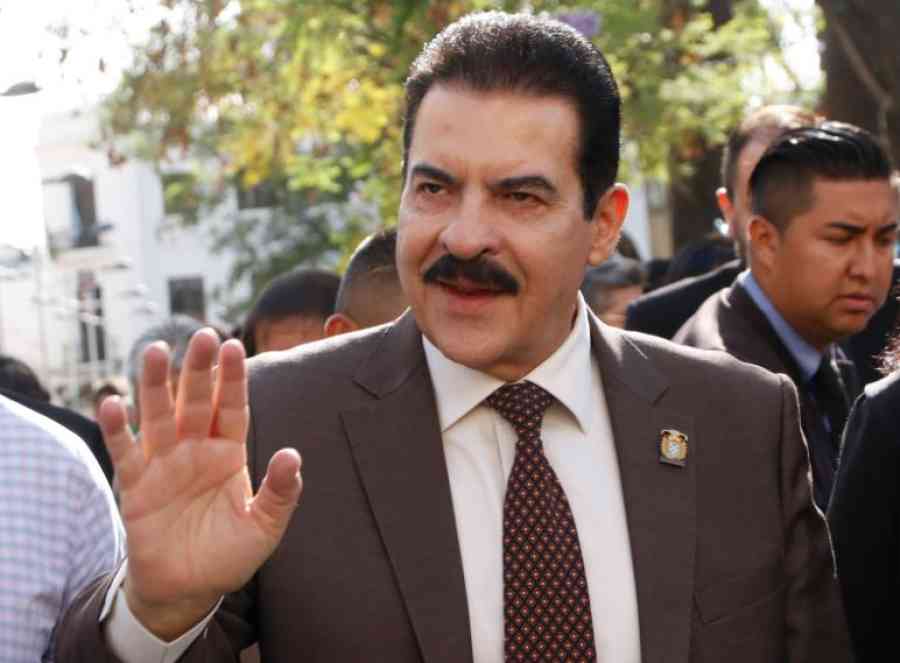 Reyes Villa dice que, sin ser candidato, lidera encuestas y pide evitar la guerra sucia
