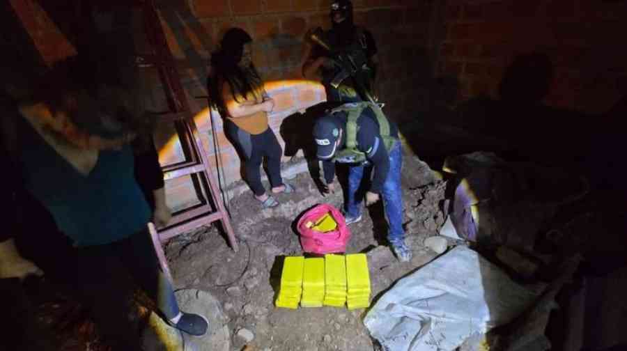 Mujer tenía 33 kilos de droga enterrada en su patio en Bermejo