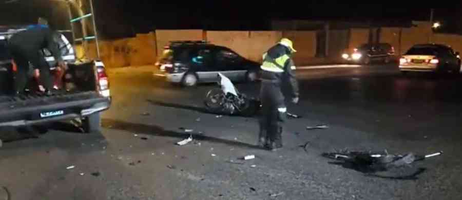 Motocicleta queda partida tras fuerte colisión en Tarija