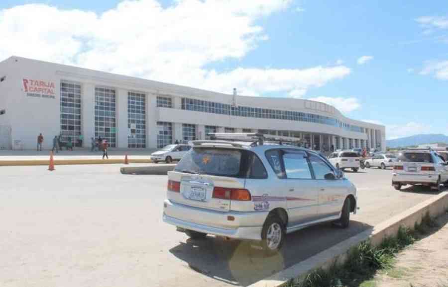 Mujer abandona a su hija de 5 años en la terminal de Tarija para irse a beber