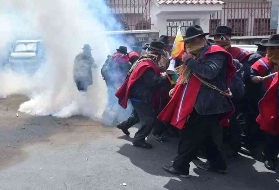 Tras enfrentamiento con policías, “Ponchos rojos” identifican a 12 heridos y amenazan con bloqueos