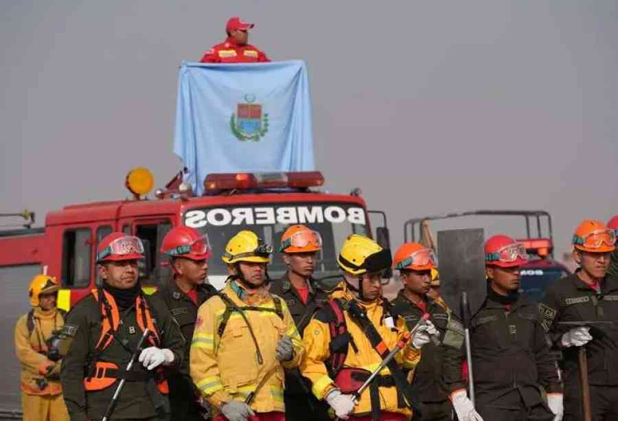Desde Cochabamba envían 70 policías bomberos para combatir incendios en Santa Cruz