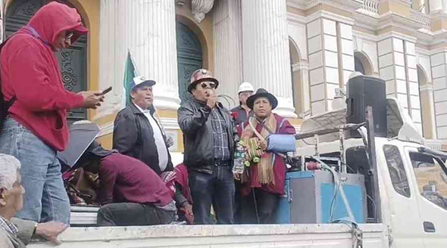 COB cumple primer día de vigilia en la ALP; Diputados sesionará y Senado posterga reunión