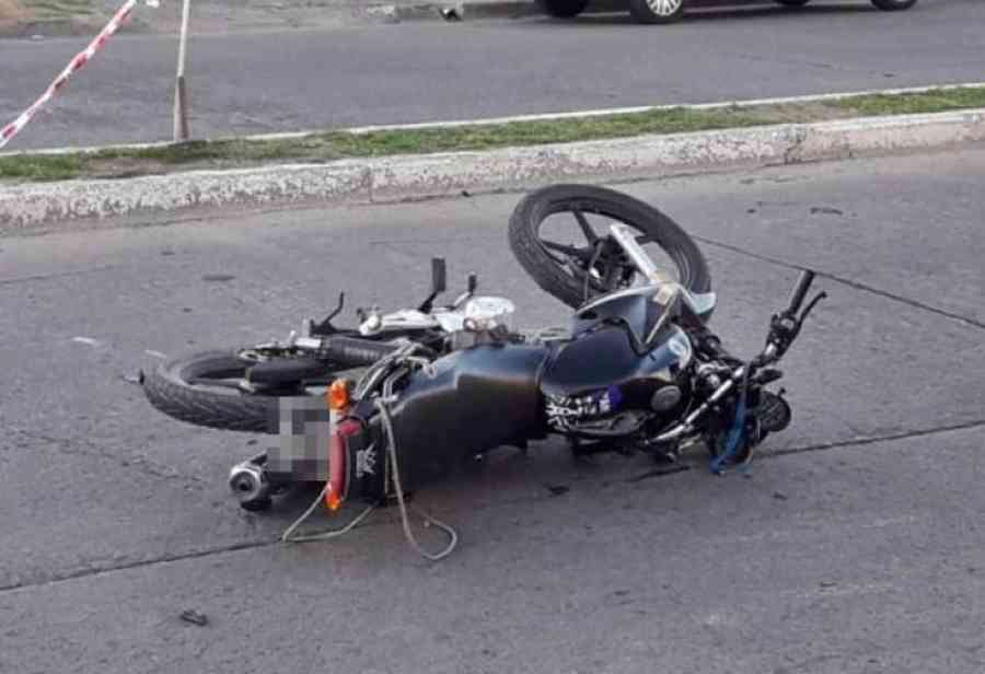 Policía en estado de ebriedad chocó contra una moto
