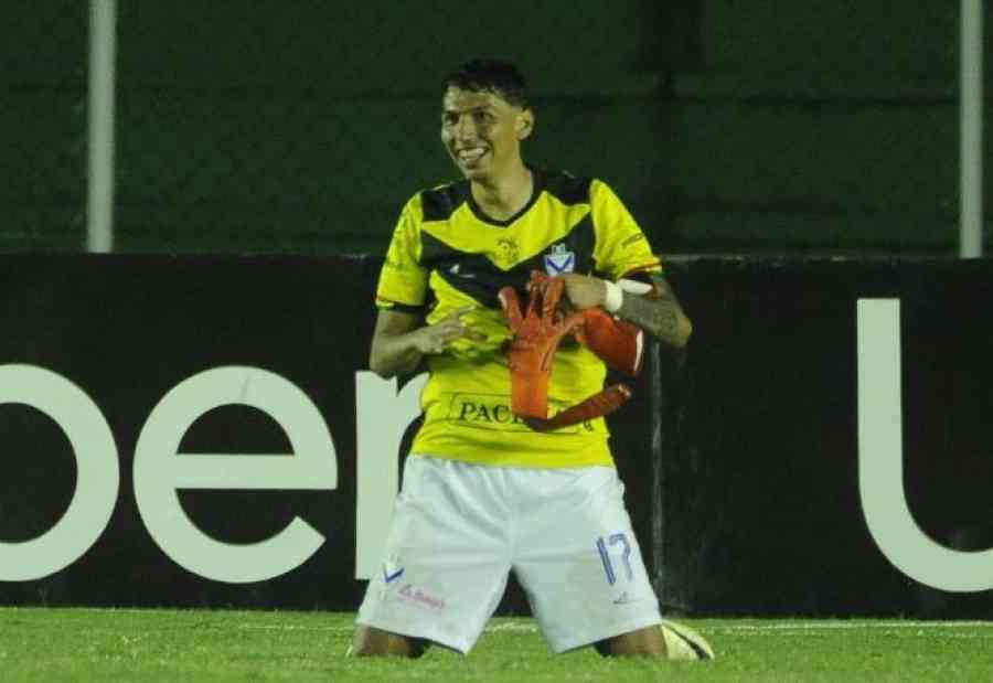El delantero Sánchez se hace héroe de arquero en GV San José
