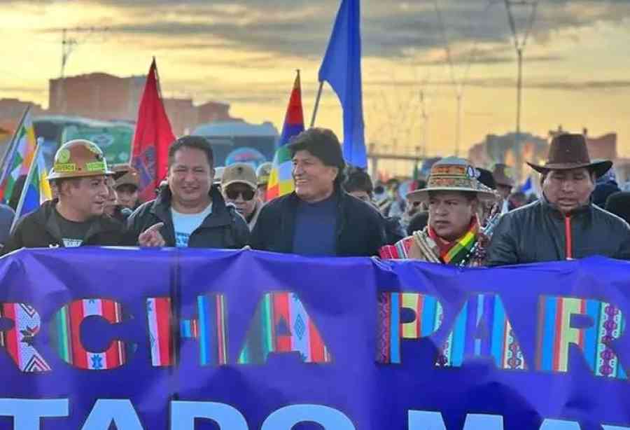 Evo vuelve a liderar la marcha a La Paz tras ola de críticas que generó su anuncio de retiro