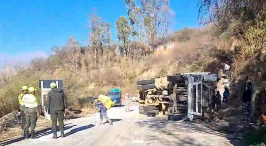 Vuelca camión cargado de harina tras persecución en Tarija