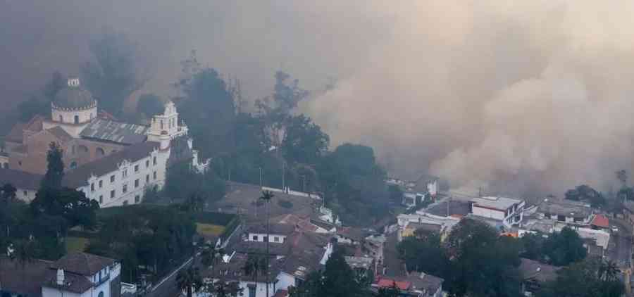 Quito en situación "crítica" por cinco incendios forestales