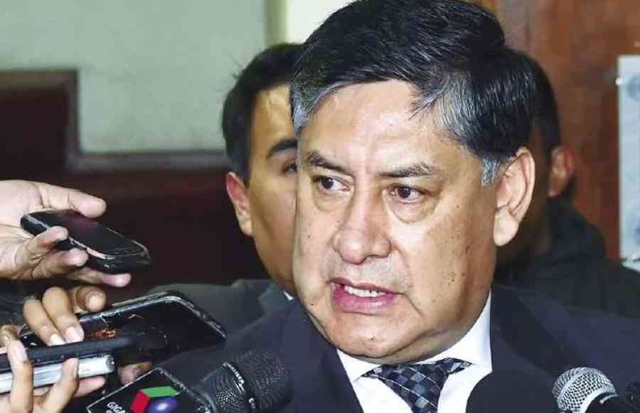 Lanchipa destituye a fiscal que ordenó aprehender a Evo