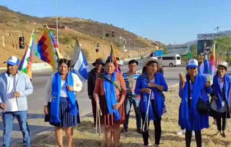 Evistas mantienen vigilia en la ruta Cochabamba-Santa Cruz en defensa de su líder investigado por “estupro”