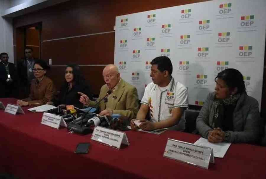 TSE pide paridad de género en candidaturas presidenciales a un parlamento bloqueado