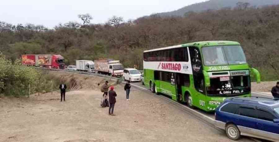 Evistas instalan al menos tres puntos de bloqueo en carreteras de Cochabamba y Santa Cruz