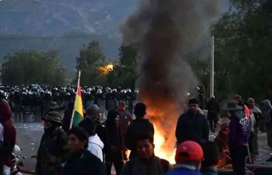En medio de enfrentamientos con dinamitazos, evistas logran bloquear la carretera al occidente