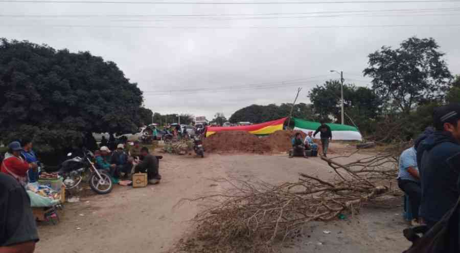 Campesinos instalan bloqueo indefinido en la Ruta 9 de Yacuiba