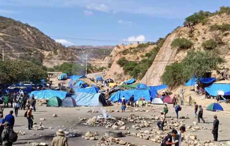 Sexto día de bloqueo evista: colonizadores de Yungas se suman desde el lunes y Policía desbloquea Caracollo