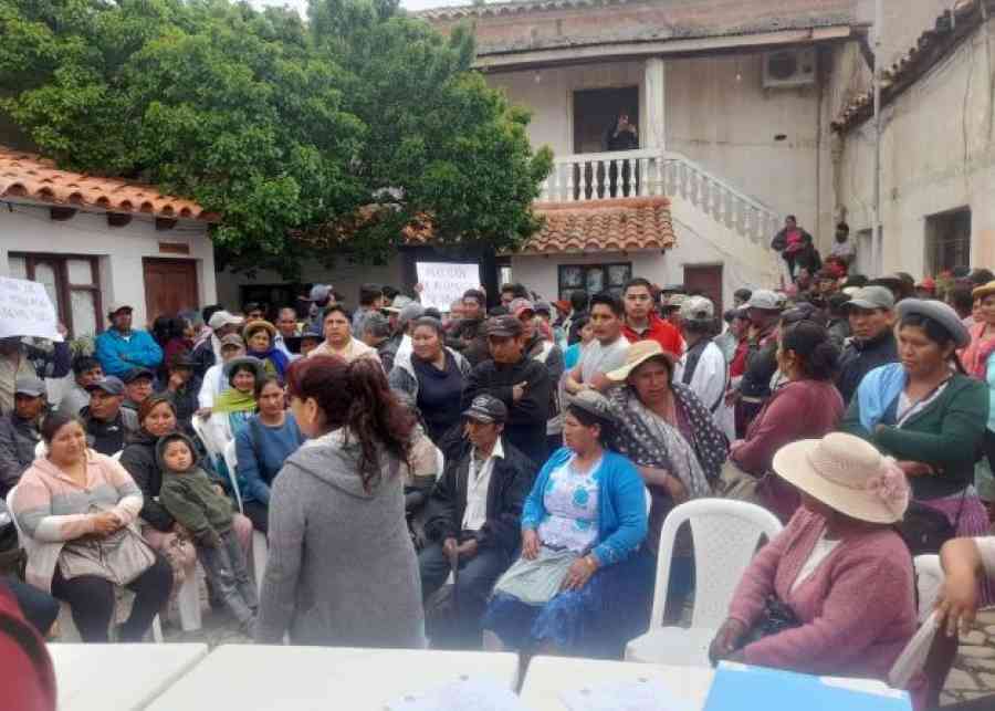 Campesinos toman la Alcaldía de San Lorenzo en rechazo al alza de pasajes
