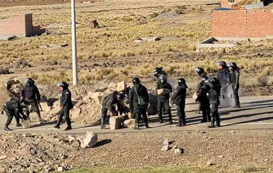 Policía desbloquea la carretera La Paz-Oruro y el ingreso a Caranavi; hay varios arrestados