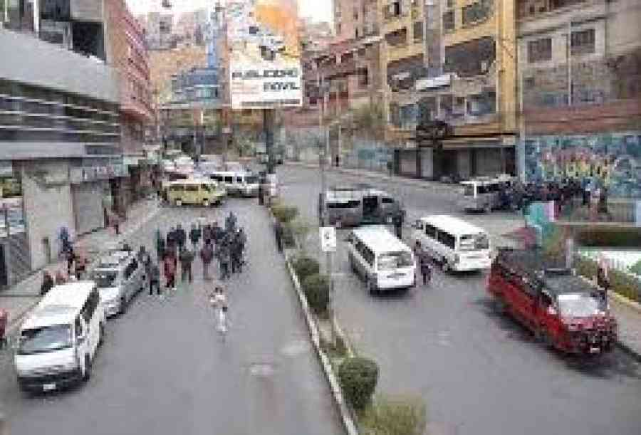 Paro de choferes en La Paz transcurre en medio de agresiones; hay dos arrestados