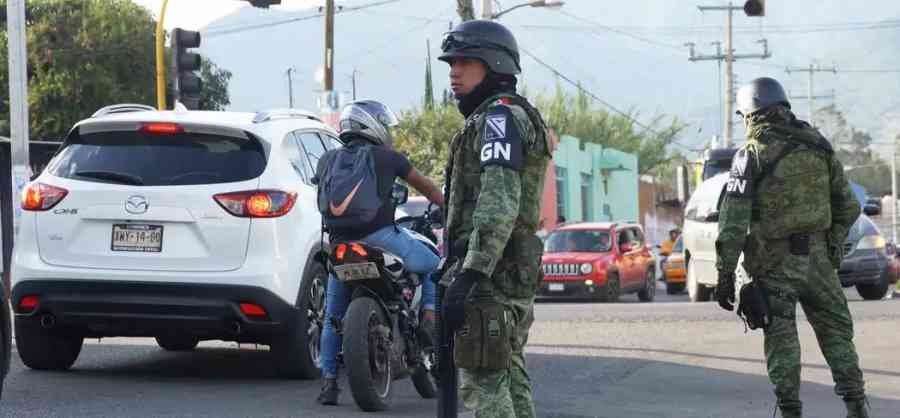 Tres policías heridos por explosión de coche bomba en México