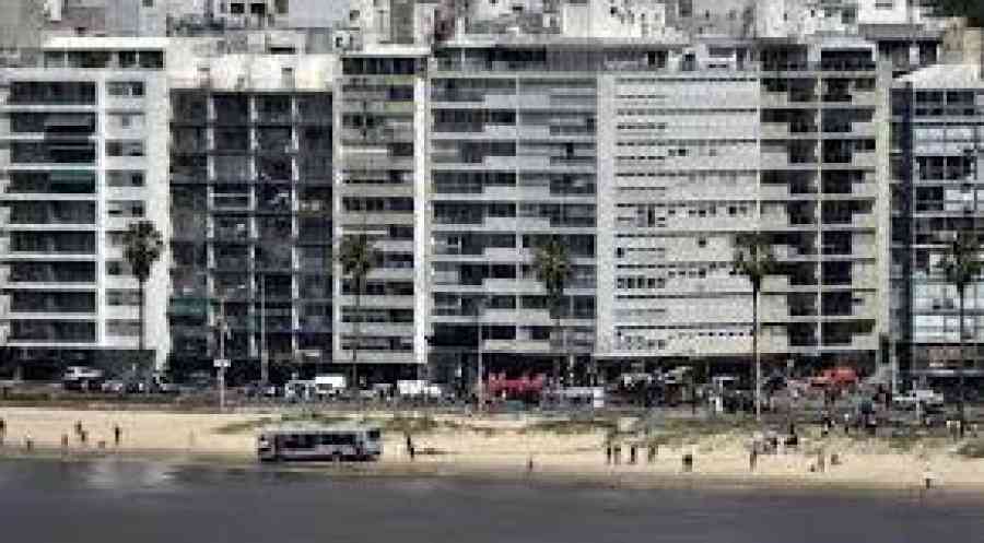Bus fuera de control atraviesa playa en Montevideo dejando al menos 15 heridos