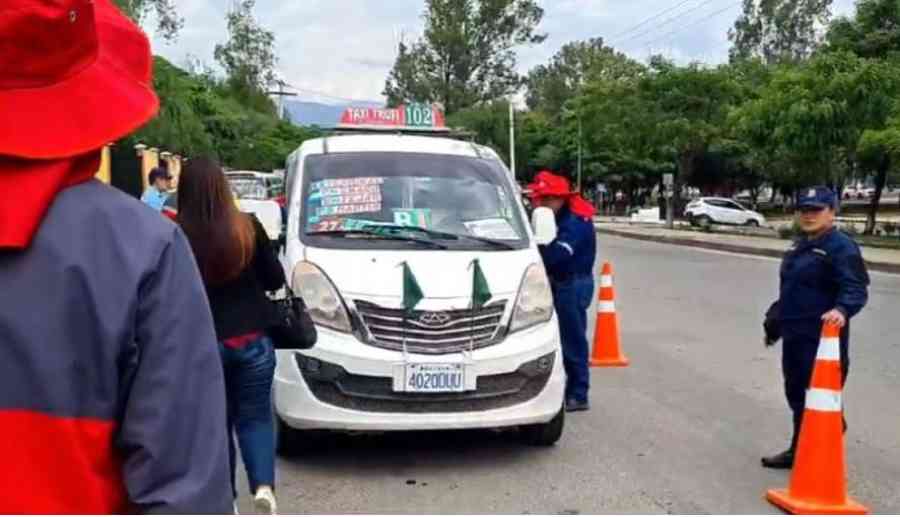 Control de tarifa de pasajes en Tarija provoca molestia de conductores de taxi trufis