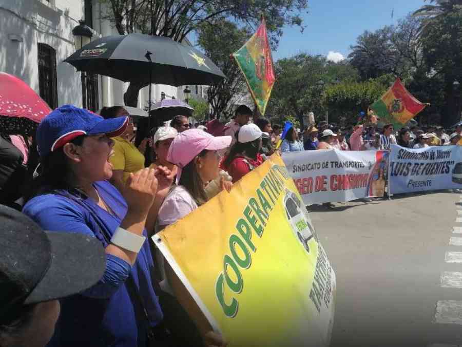 Transporte urbano de Tarija marcha en demanda de incremento de tarifas y denuncia acoso político
