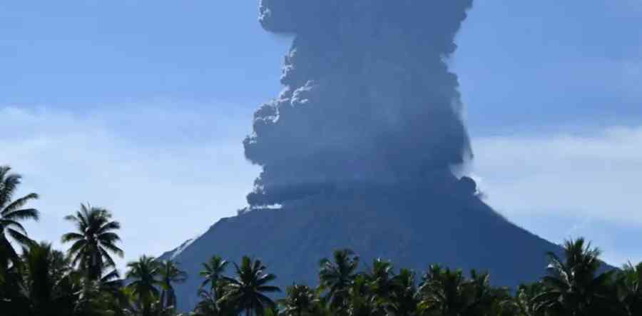 Erupción de volcán en el este de Indonesia deja 10 muertos