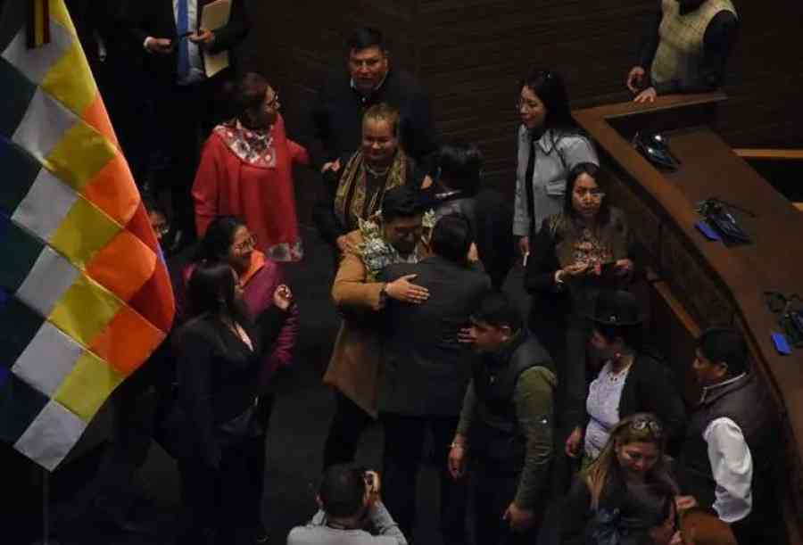 Arcistas posesionan a Omar Yujra como presidente de Diputados en acalorada sesión