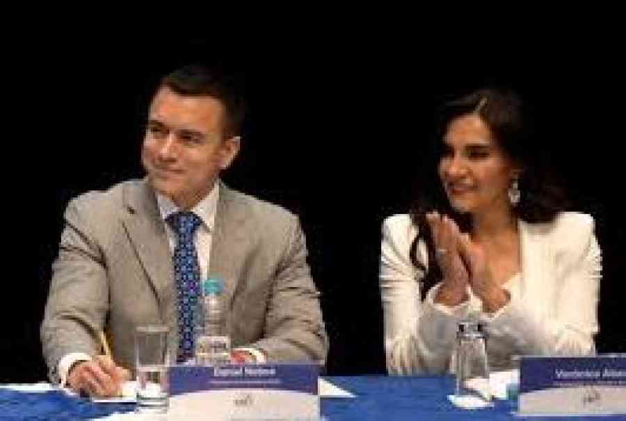 Presidente de Ecuador designa vicepresidenta interina en medio de crisis política